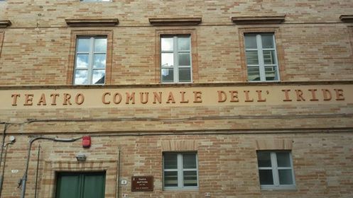 Petritoli, il Teatro dell’Iride accende la scena: una stagione tra comicità d’autore, musica e spettacoli per tutte le età