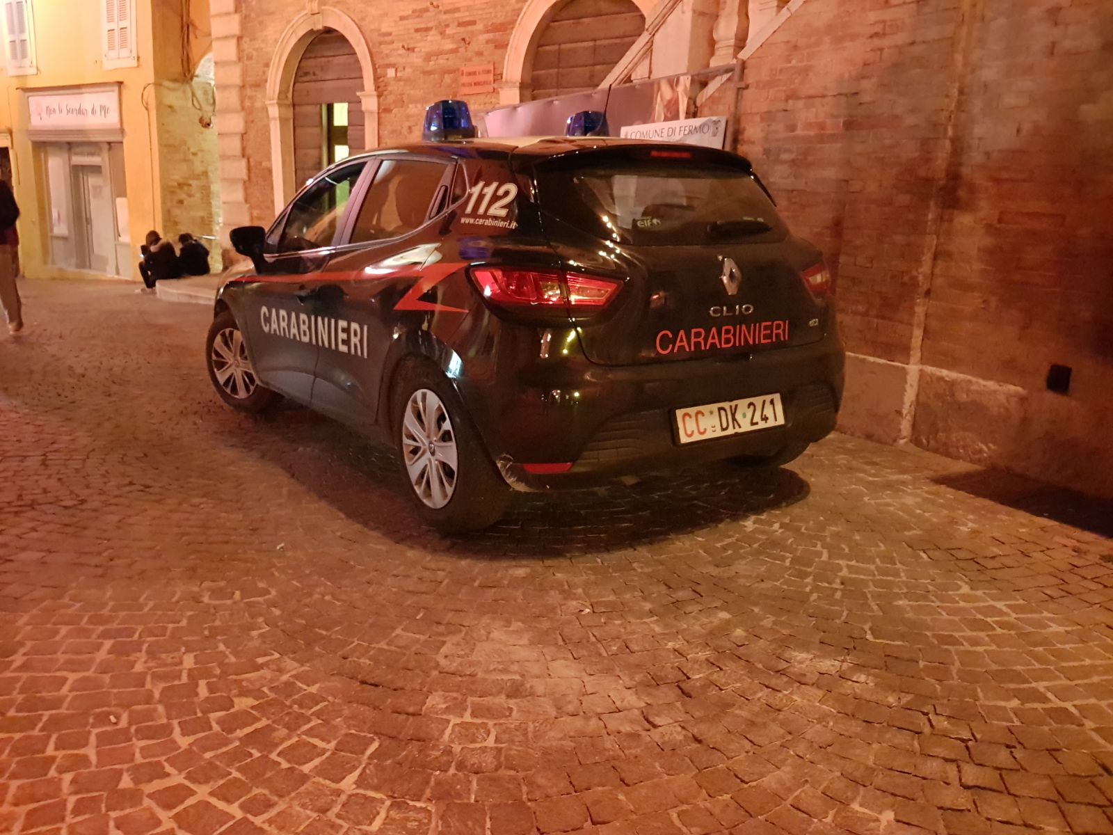 Ancora caos in piazza del Popolo, i carabinieri sedano una rissa