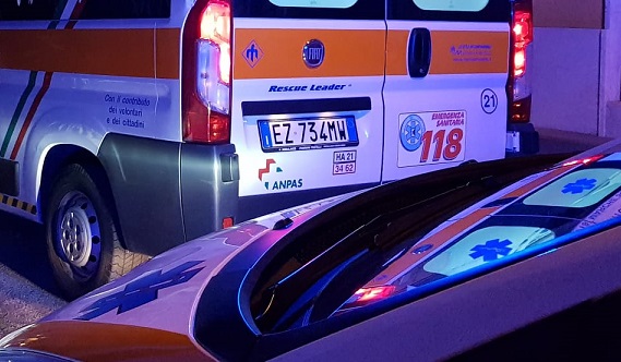 Scontro tra auto, sos per due donne e un uomo