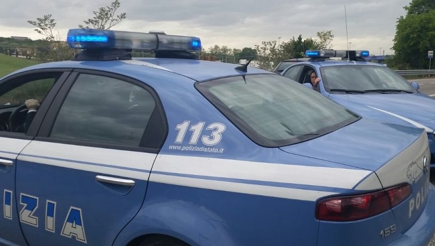 Furto nella notte: preso di mira un distributore di benzina. Indaga la Polizia