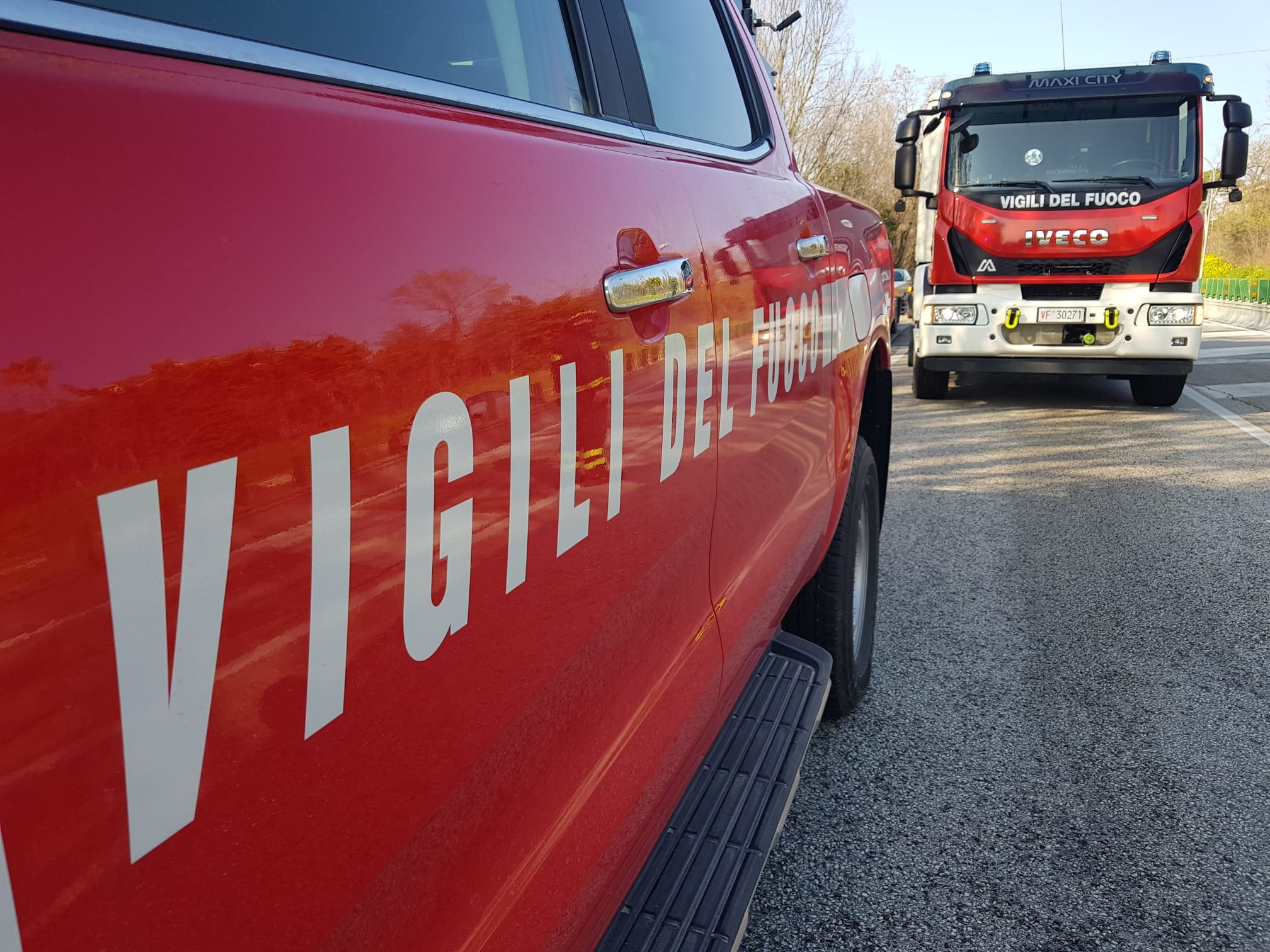 Auto vola fuori strada e si ribalta, arriva l’elisoccorso. Vigili del fuoco impegnati anche a domare un incendio canna fumaria