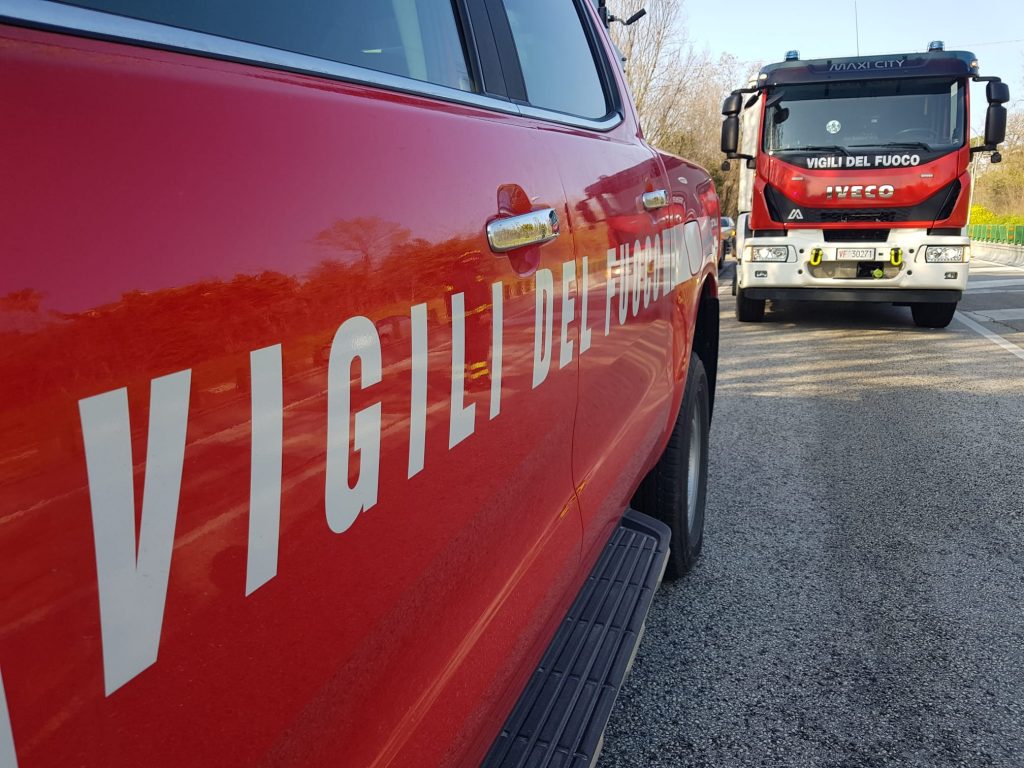 Incidente sulla ss16: auto fuori strada, soccorso un automobilista