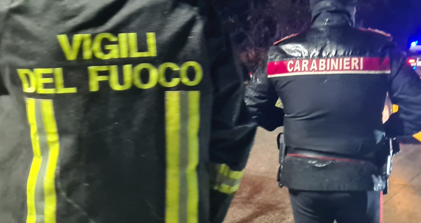 Auto finisce fuori strada e si ribalta, paura per un ragazzo