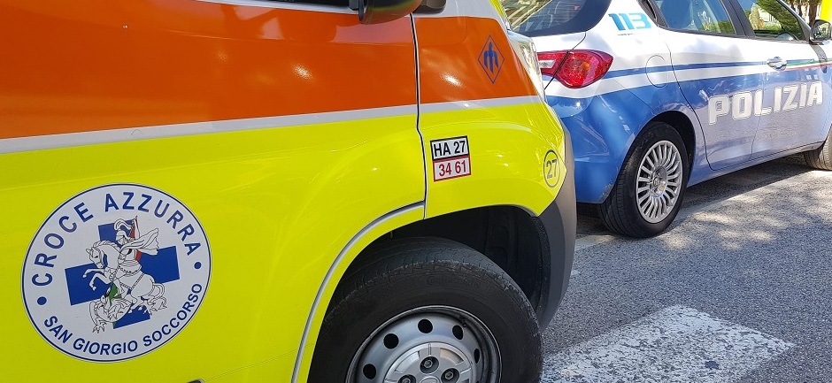 Dà in escandescenza in mezzo alla strada, Polizia e Croce azzurra lo riportano alla calma