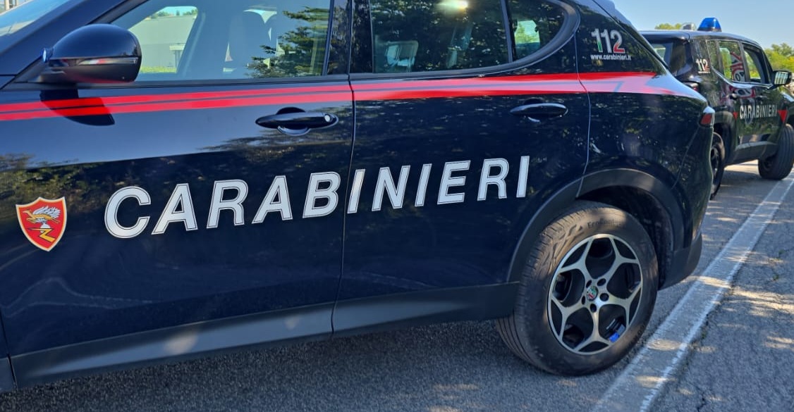 Le liti in strada degenerano: aggrediti anche gli addetti alla vigilanza degli ospedali. Denunciati due uomini