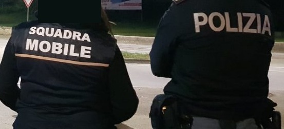 Si spaccia per ufficiale giudiziario mandato dai carabinieri e ruba a tre anziani soldi e gioielli per 25mila euro: arrestato dalla polizia