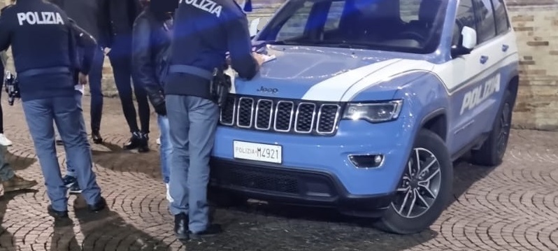 Ancora tensione in piazza del Popolo, la polizia stronca sul nascere una rissa: bloccato un ragazzo
