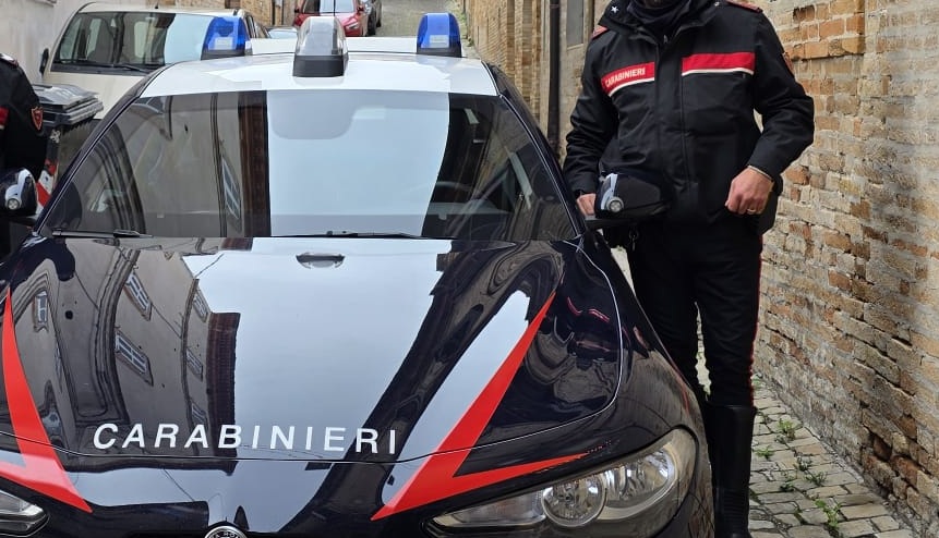 Falerone, il titolare di un’attività trova droga nascosta nel locale e la consegna ai Carabinieri