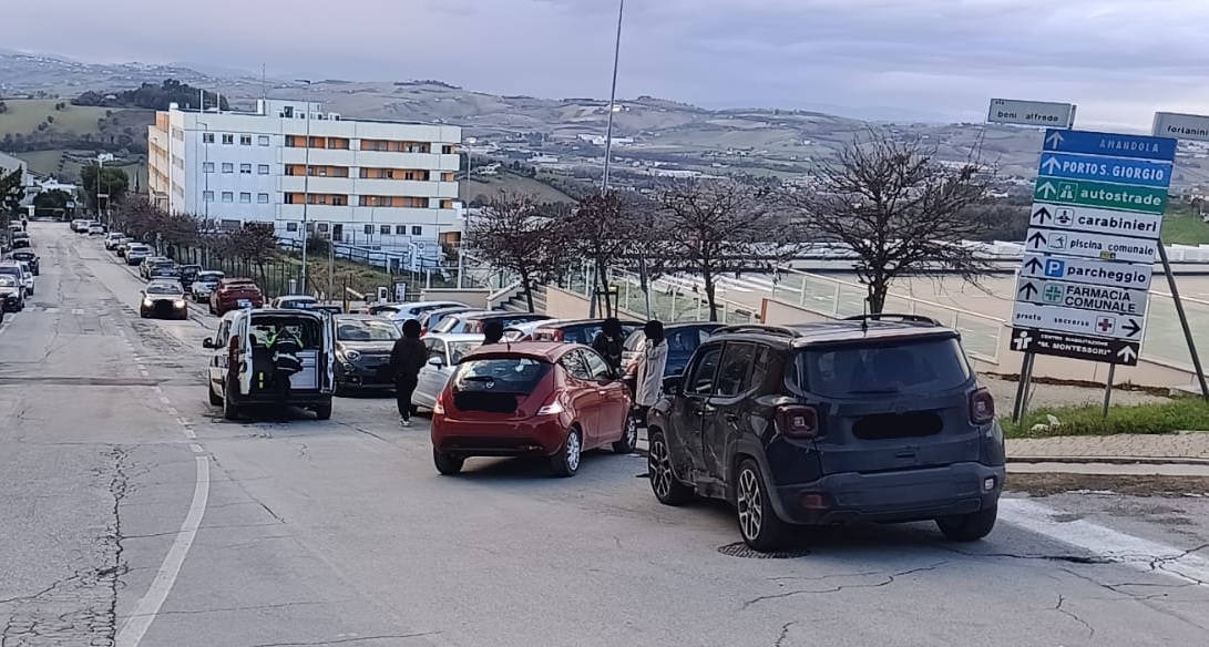 Incidente all’incrocio, due auto coinvolte. Polizia locale sul posto