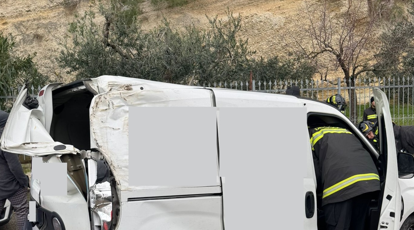 Si ribalta col furgone, soccorso un ragazzo
