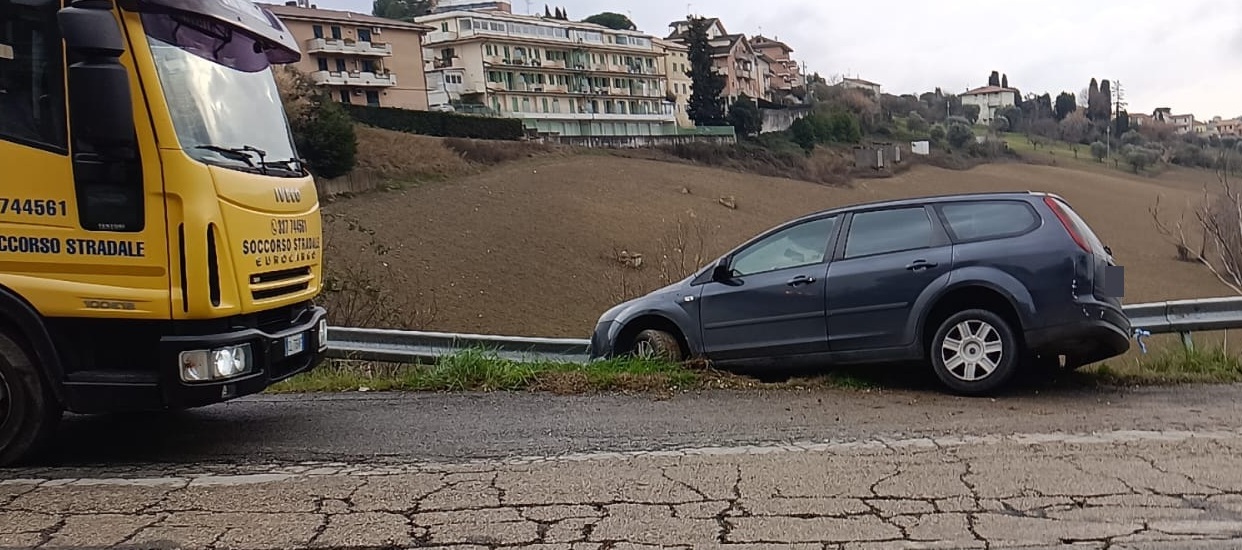 Finisce fuori strada e l’auto resta in bilico sulla scarpata, solo il guard-rail evita la caduta