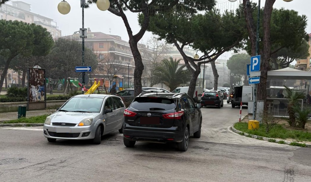 Riaperto il cantiere in viale dei Pini, automobilisti imbottigliati