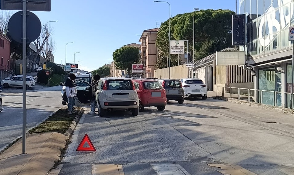Impatto tra due auto in viale Trento
