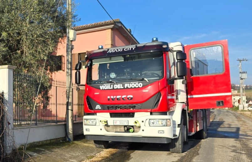 Fiamme e fumo in un appartamento, soccorsa una ragazza