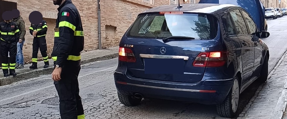 Fumo dal vano motore, i vigili del fuoco mettono in sicurezza un’auto