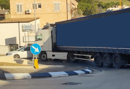 Camion bloccato sulla rotatoria del Tirassegno