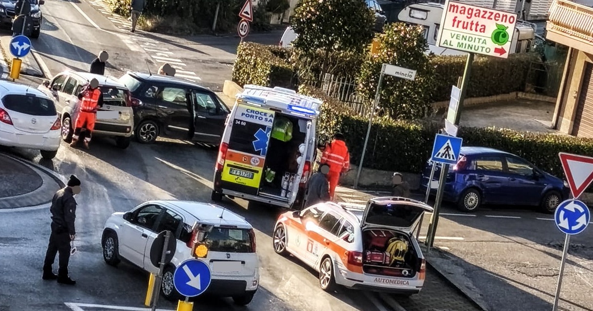 Incidente sulla Statale. I residenti: «Su quest’incrocio frenate continue»