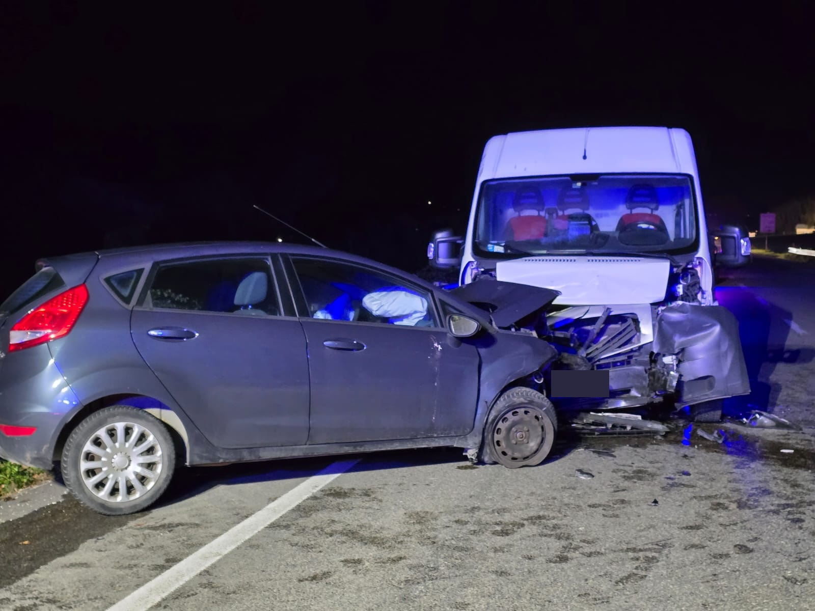 Schianto auto-furgone sulla Mezzina: soccorsi due uomini, attivato anche l’elisoccorso. Sull’asfalto la carcassa di un cinghiale