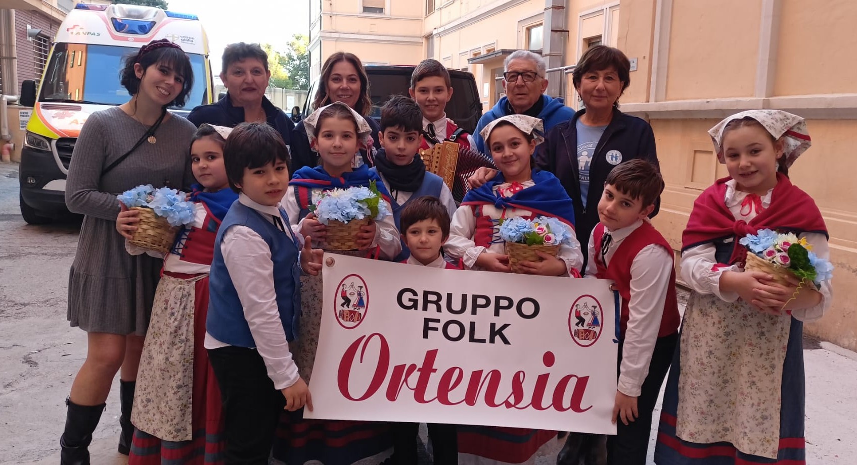 I bimbi del gruppo folk Ortensia regalano sorrisi in musica ai loro piccoli “amici” del Salesi