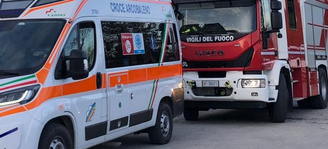 Fiamme sul balcone, arrivano i vigili del fuoco