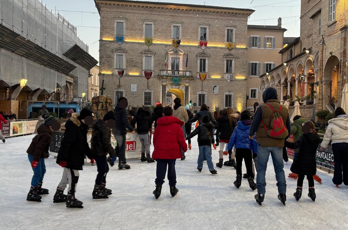 «Prosegue con successo l’attrazione della pista di ghiaccio in piazza» Il primo bilancio del Comune di Fermo