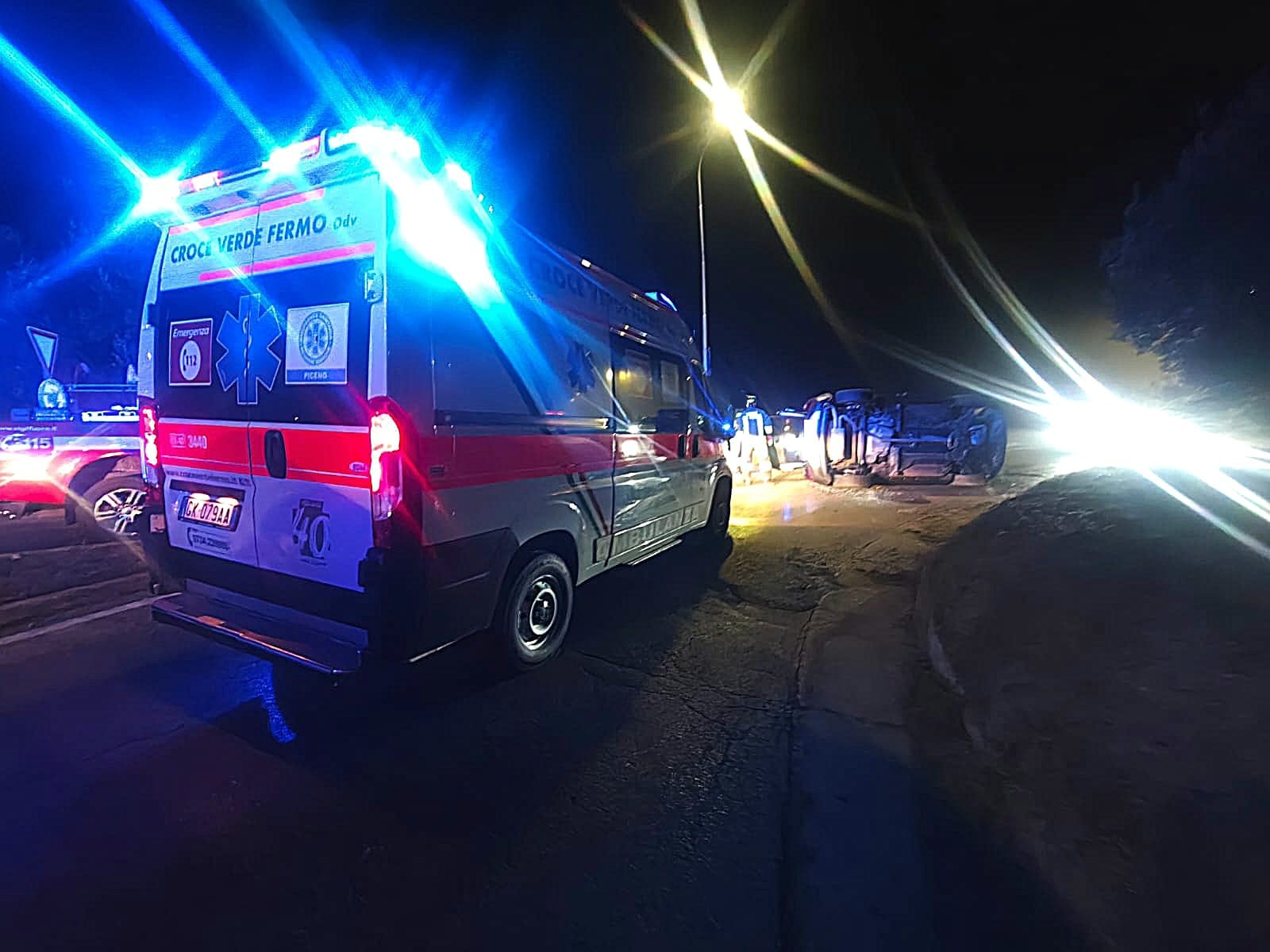 Si ribalta con l’auto, paura per un ragazzo