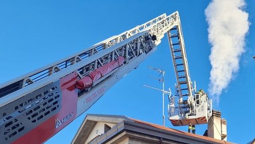 Fiamme nella canna fumaria, arrivano i vigili del fuoco