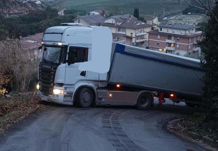 Camion resta bloccato in salita, strada off limits