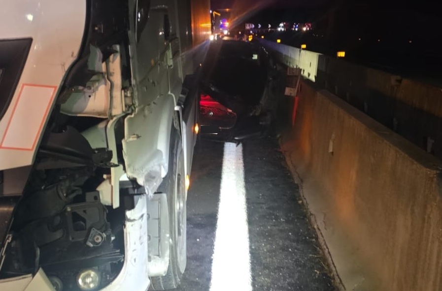 Pauroso incidente in A14, impatto tra camion e auto che resta incastrata tra il mezzo pesante e lo spartitraffico