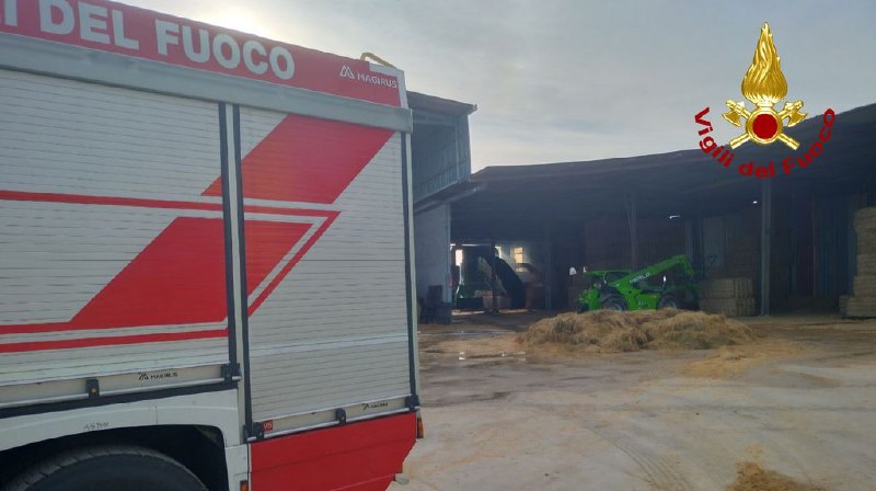 In fiamme un macchinario per l’imballaggio del fieno