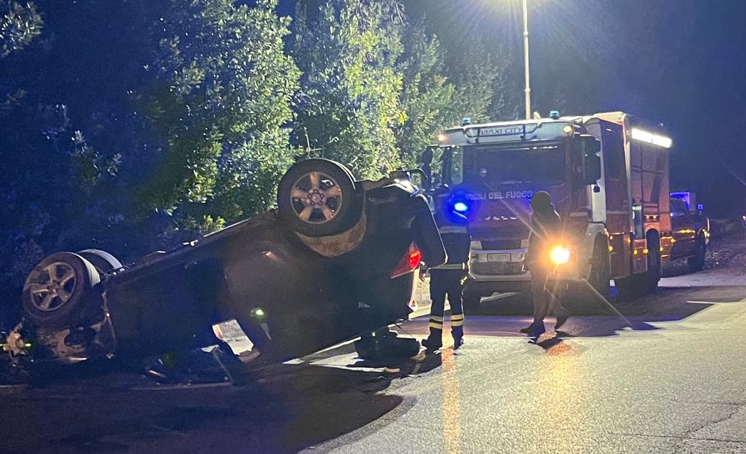 Auto si ribalta a Campiglione di Fermo