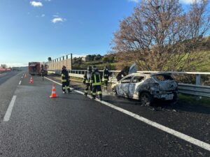 Auto a fuoco in A14, code e rallentamenti