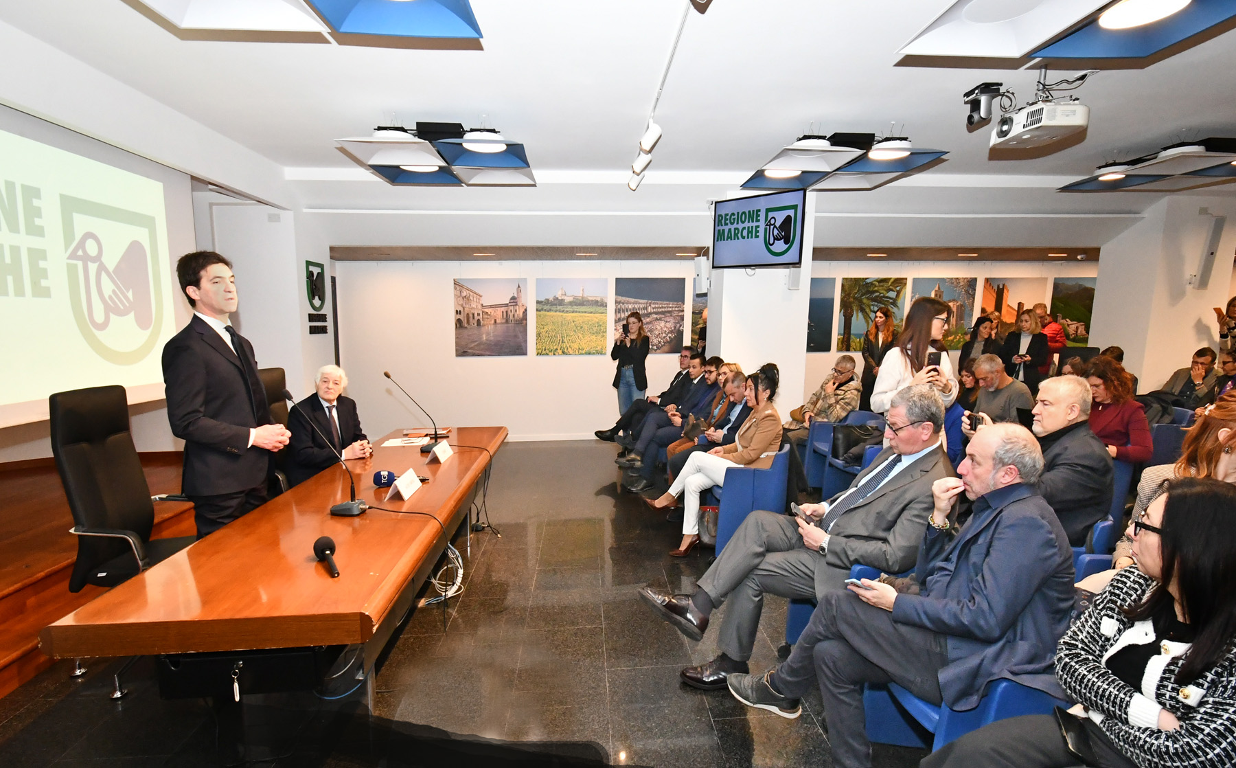 Acquaroli: «Una stampa forte e libera aiuta a rafforzare le istituzioni» Poi il messaggio ai civici e ai partiti di centrodestra