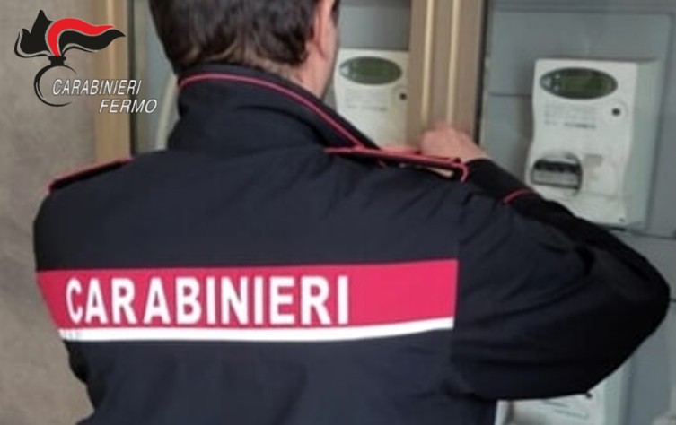 Intestato il contatore luce a uno sconosciuto e nemmeno paga le bollette: denunciato