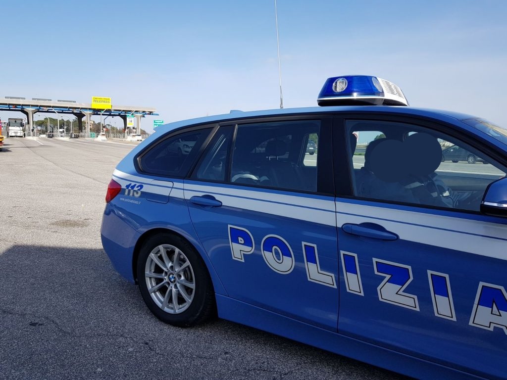 «Mi hanno segnalato la ruota a terra e si sono anche offerti di aiutarmi a cambiarla» Il grazie di un automobilista alla Polizia autostradale