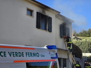 Incendio in una casa a Molini di Fermo, scatta l’allarme: vigili del fuoco in azione