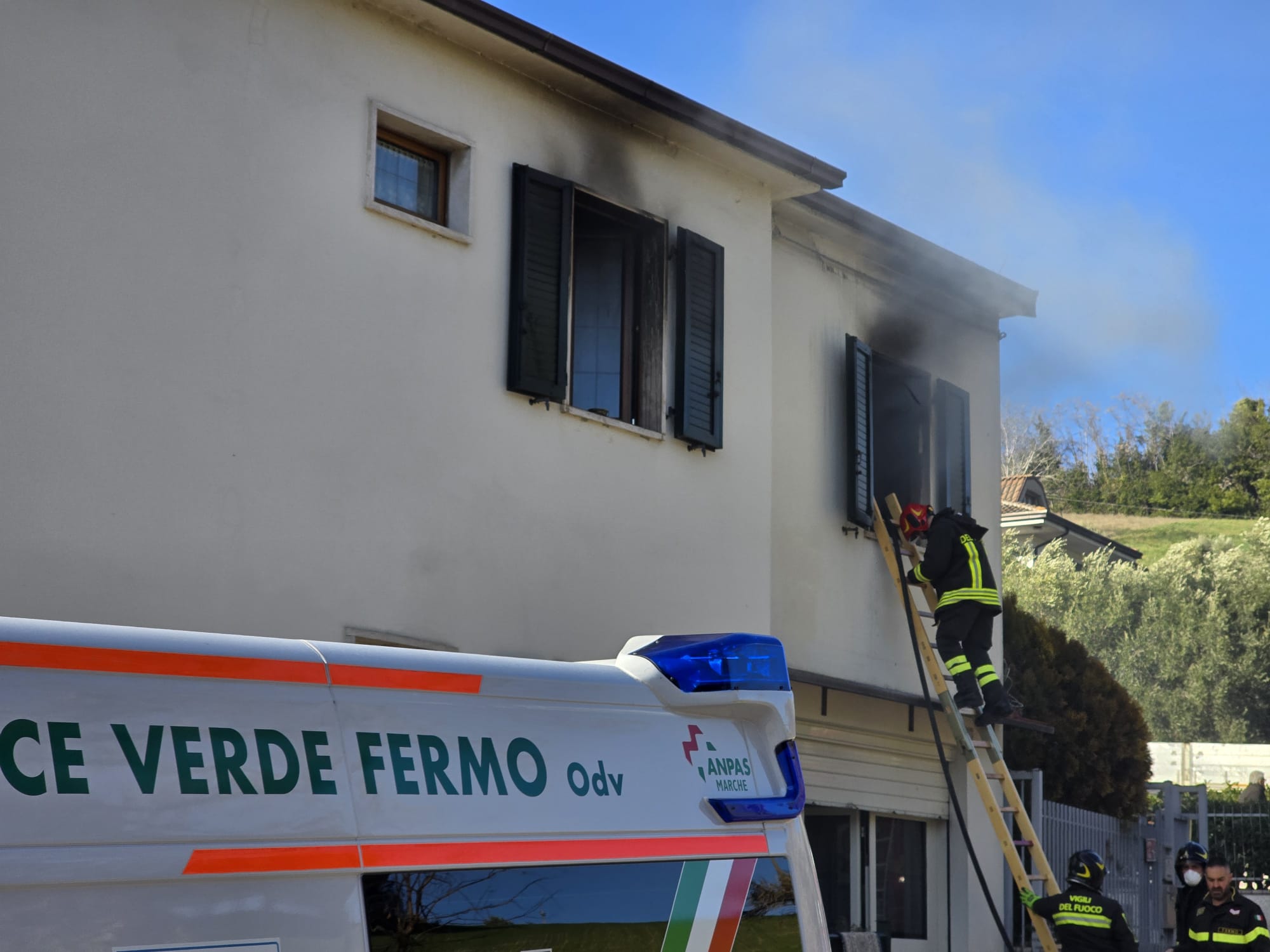 Incendio in una casa a Molini di Fermo, scatta l’allarme: vigili del fuoco in azione