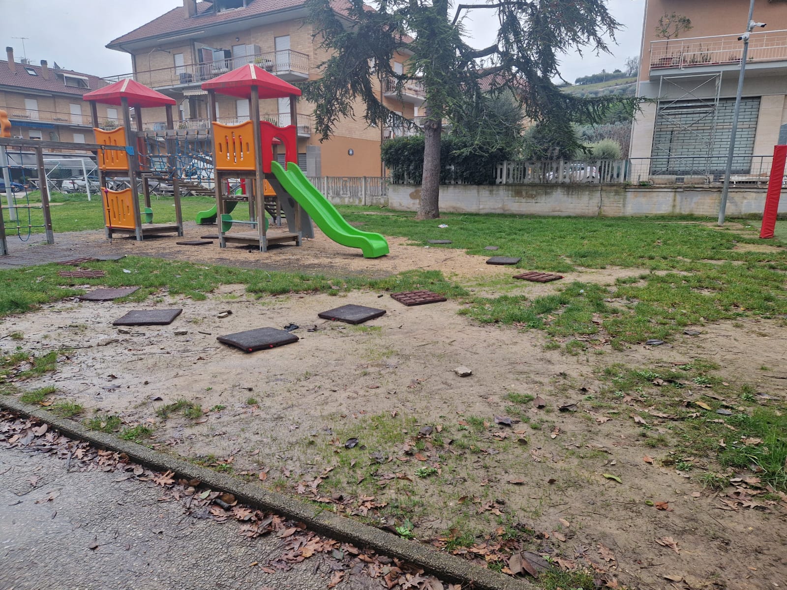 Atti vandalici ai giardini Nenni e sporcizia, il Comune: «Siamo intervenuti già quattro volte»