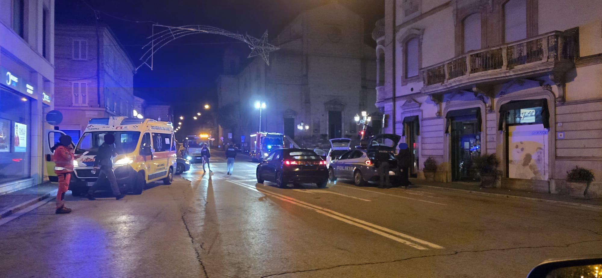 Incidente all’incrocio, soccorso un automobilista