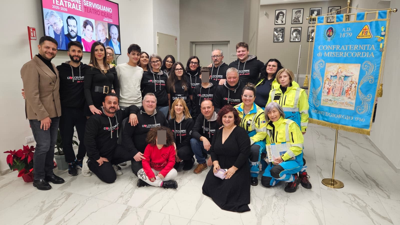 Dialetto, risate e solidarietà: debutto sold out al nuovo Teatro Ideale con la commedia in favore della Misericordia