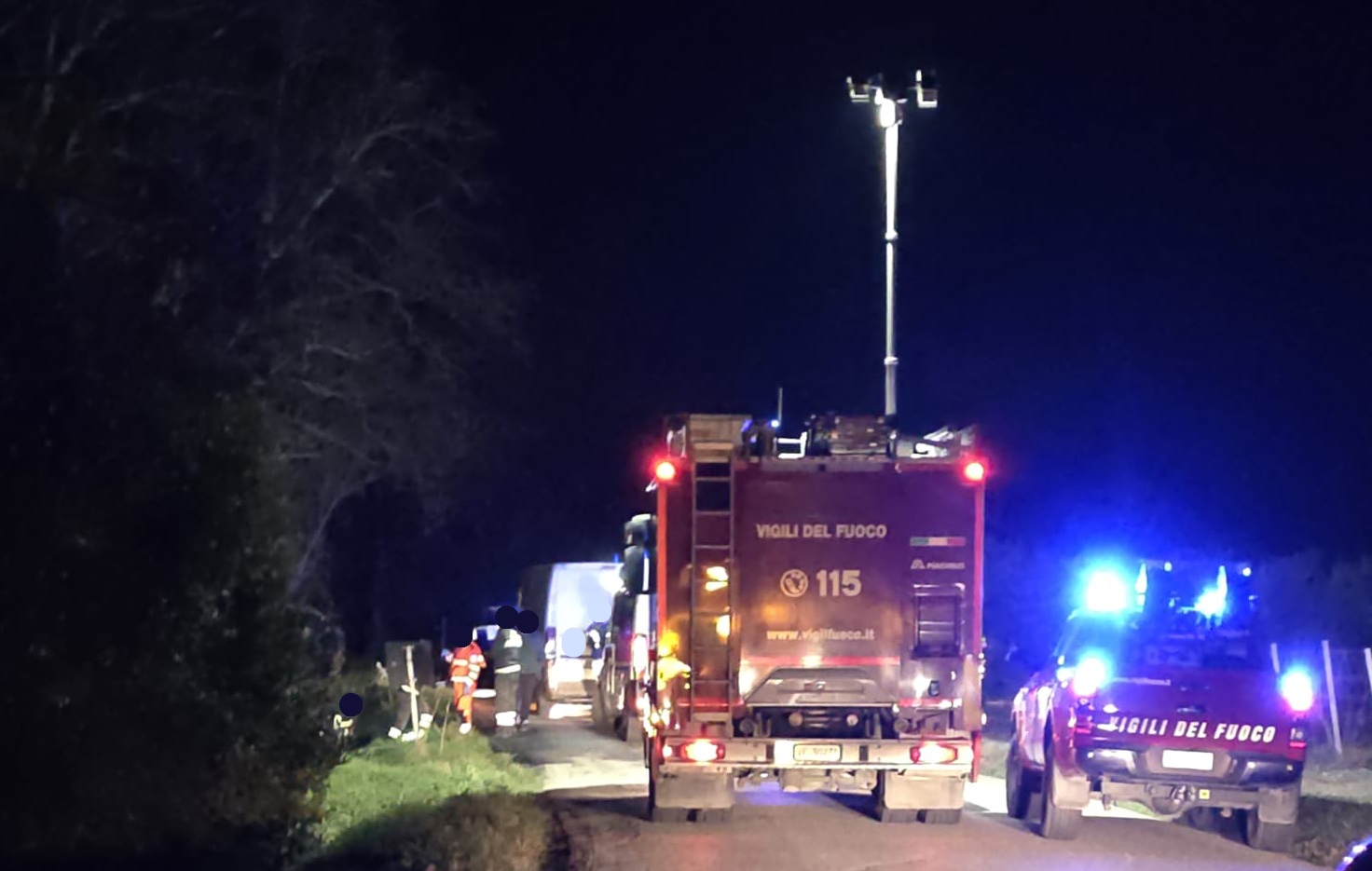 Finisce fuori strada con l’auto sulla Lungotenna, soccorso da vigili del fuoco e Croce verde
