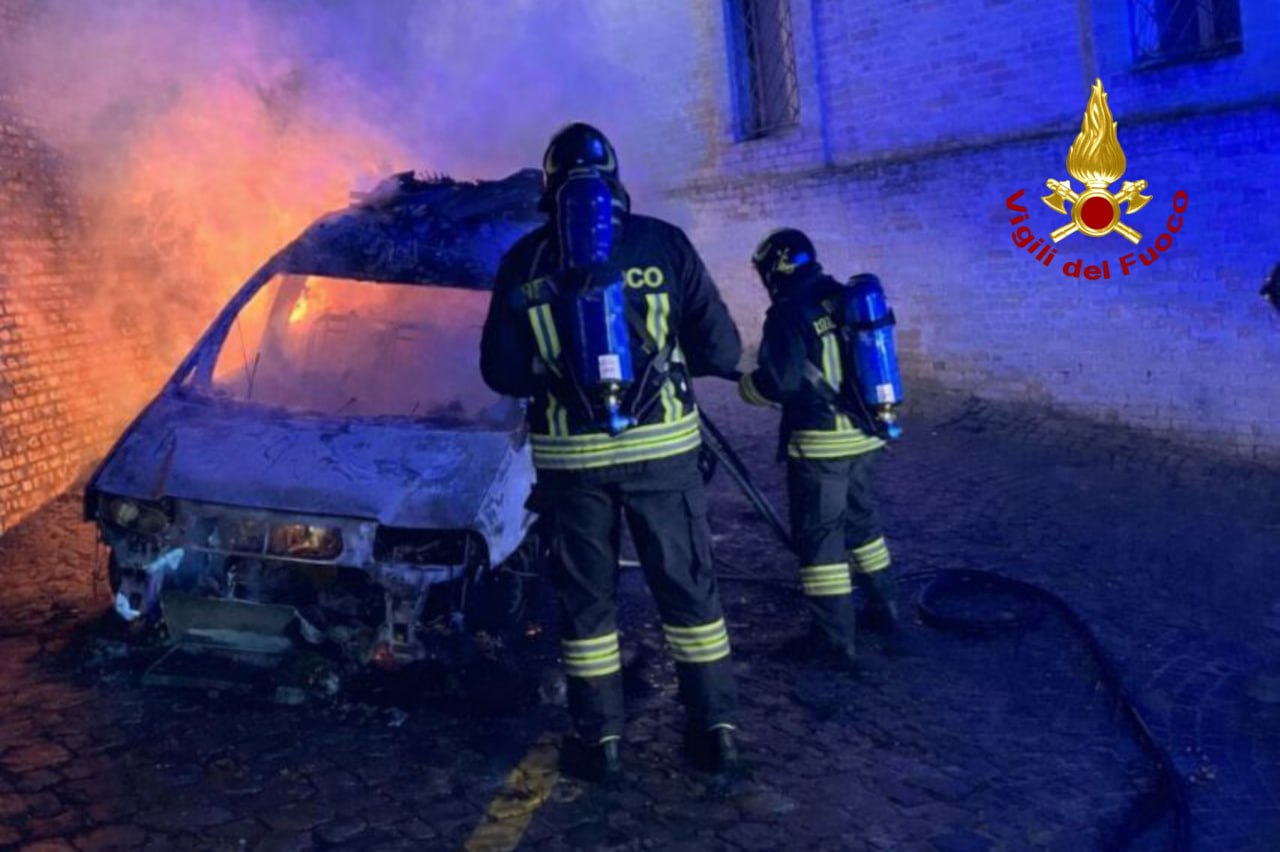 Furgone in fiamme nella notte, indagini sulla natura del rogo