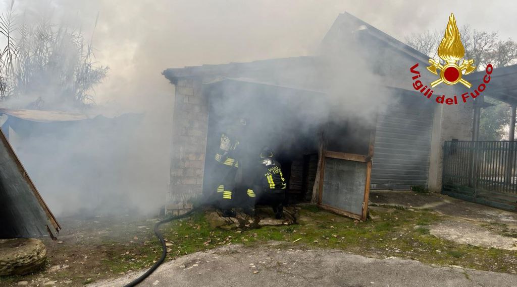 Fiamme nel capanno, arrivano vigili del fuoco e carabinieri