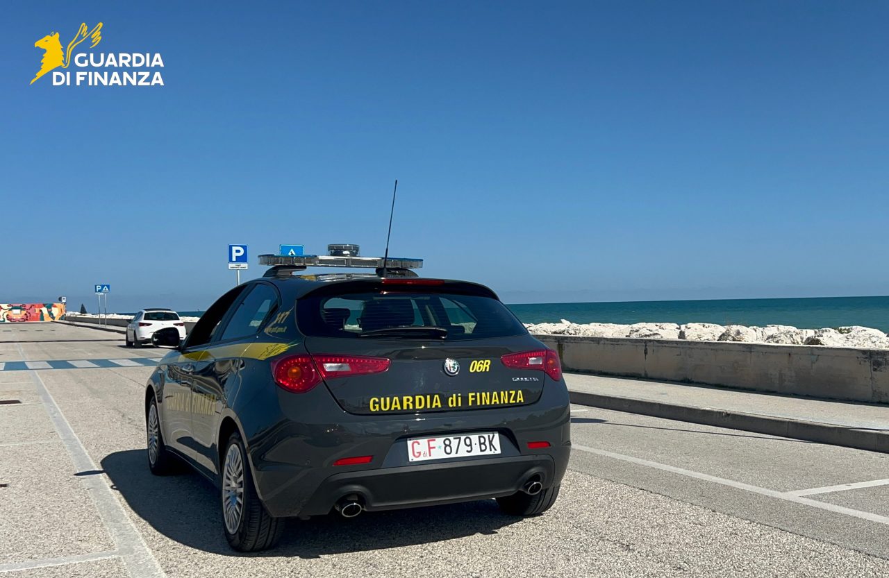 Blitz della Guardia di finanza, scovato bazar della droga: quattro arresti a Civitanova