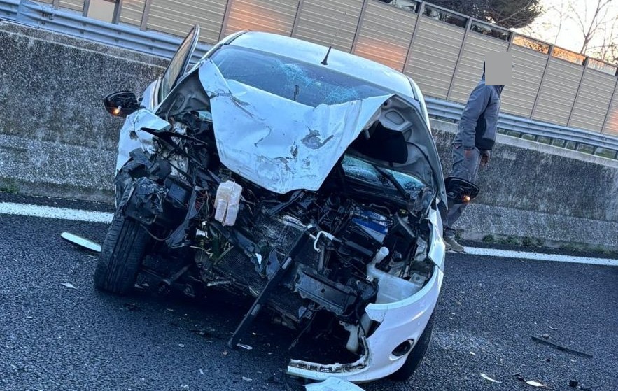 Schianto in A14, un ferito in eliambulanza a Torrette
