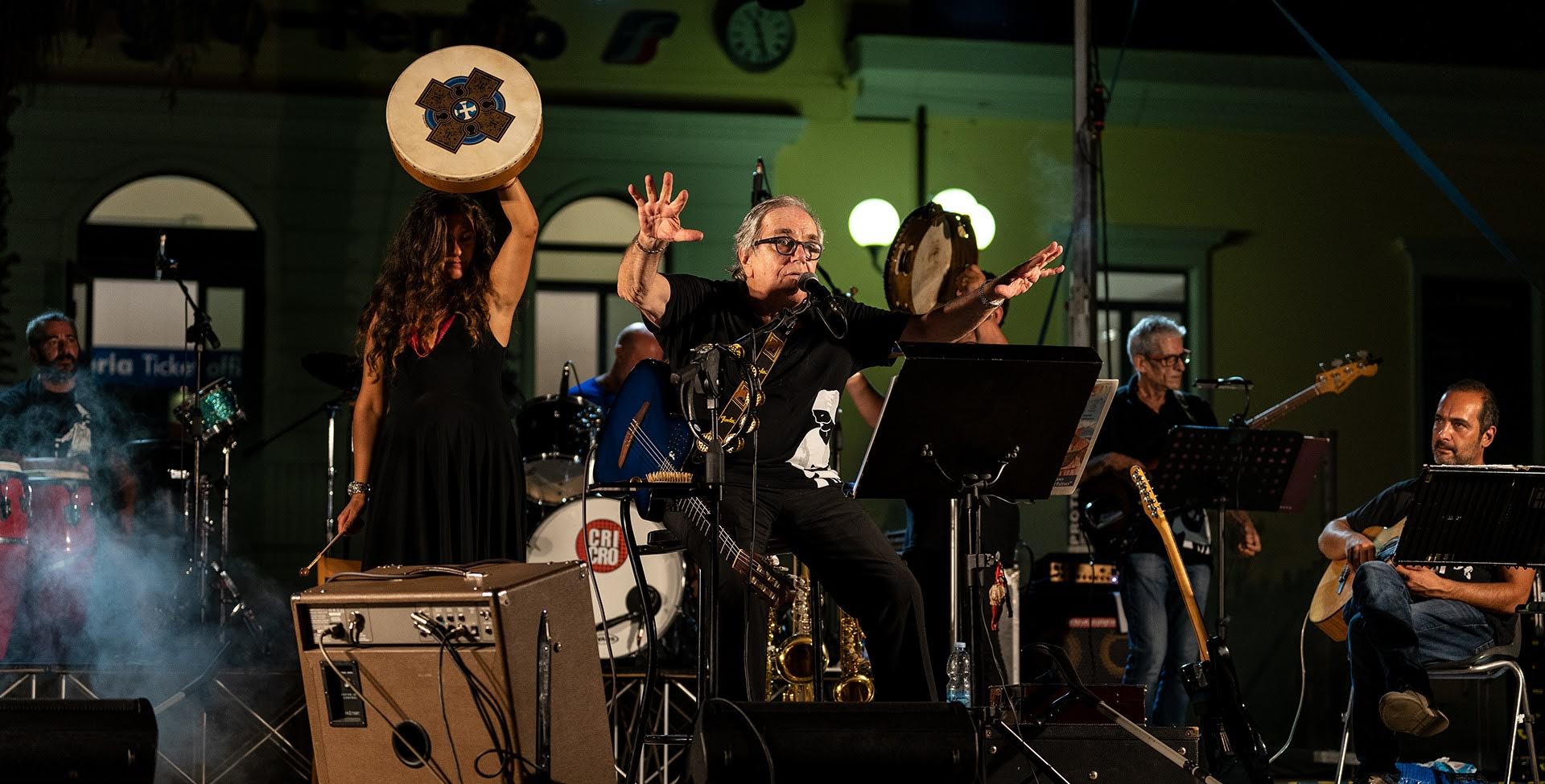 “Napulecantanno”: I Lazzari Felici in concerto per beneficenza a Porto San Giorgio