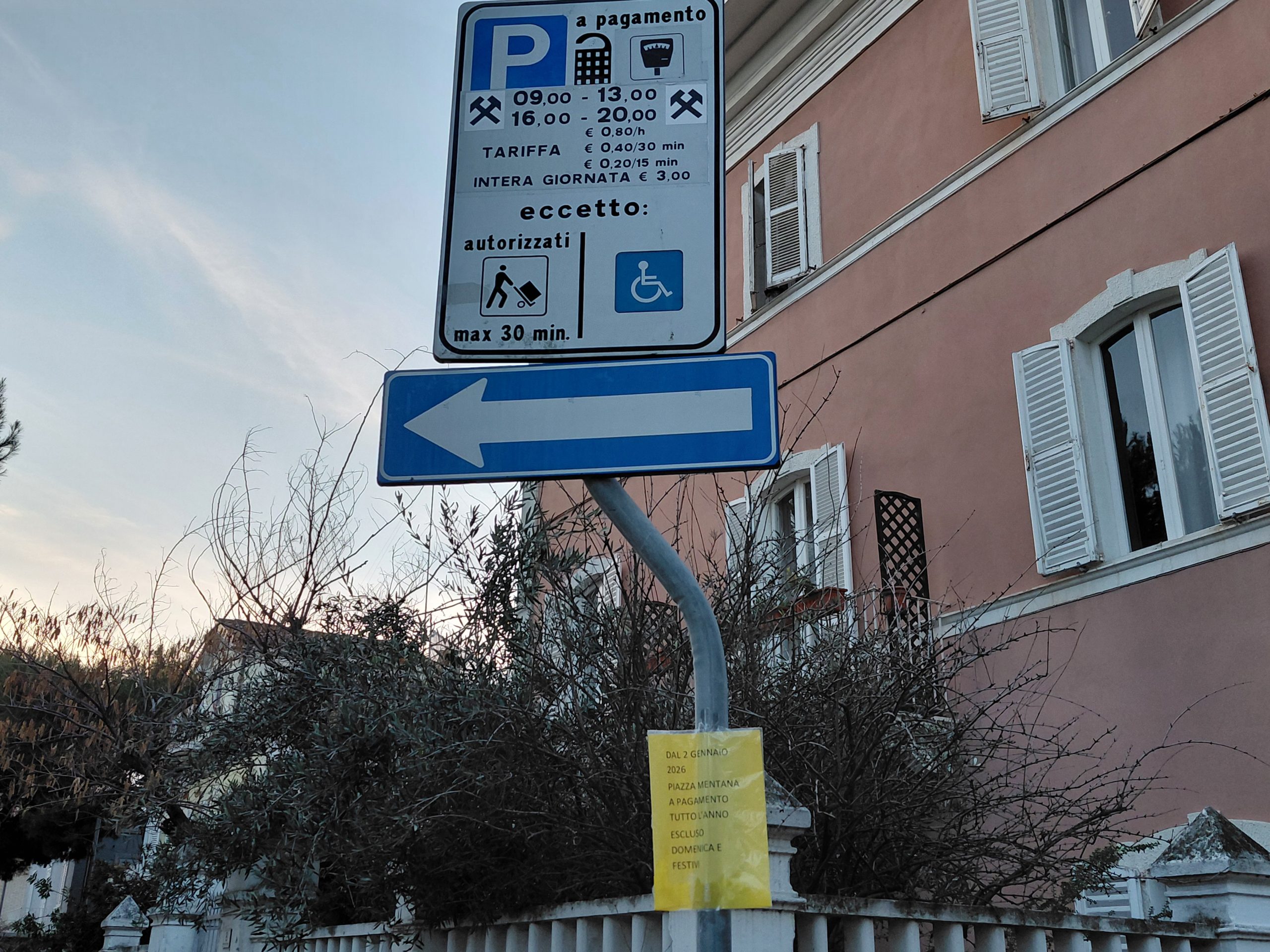 Viali chiusi per le potature, traffico cittadino nel caos. Stalli a pagamento tutto l’anno a piazza Mentana