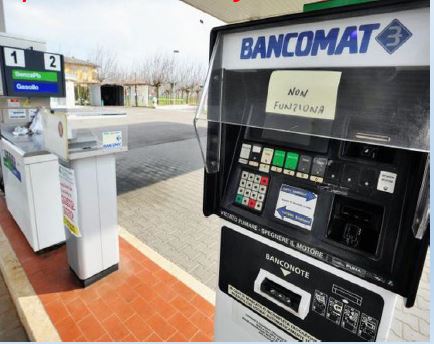 Follia al distributore:  minorenni giocano con l’accendino  vicino alle pompe di benzina