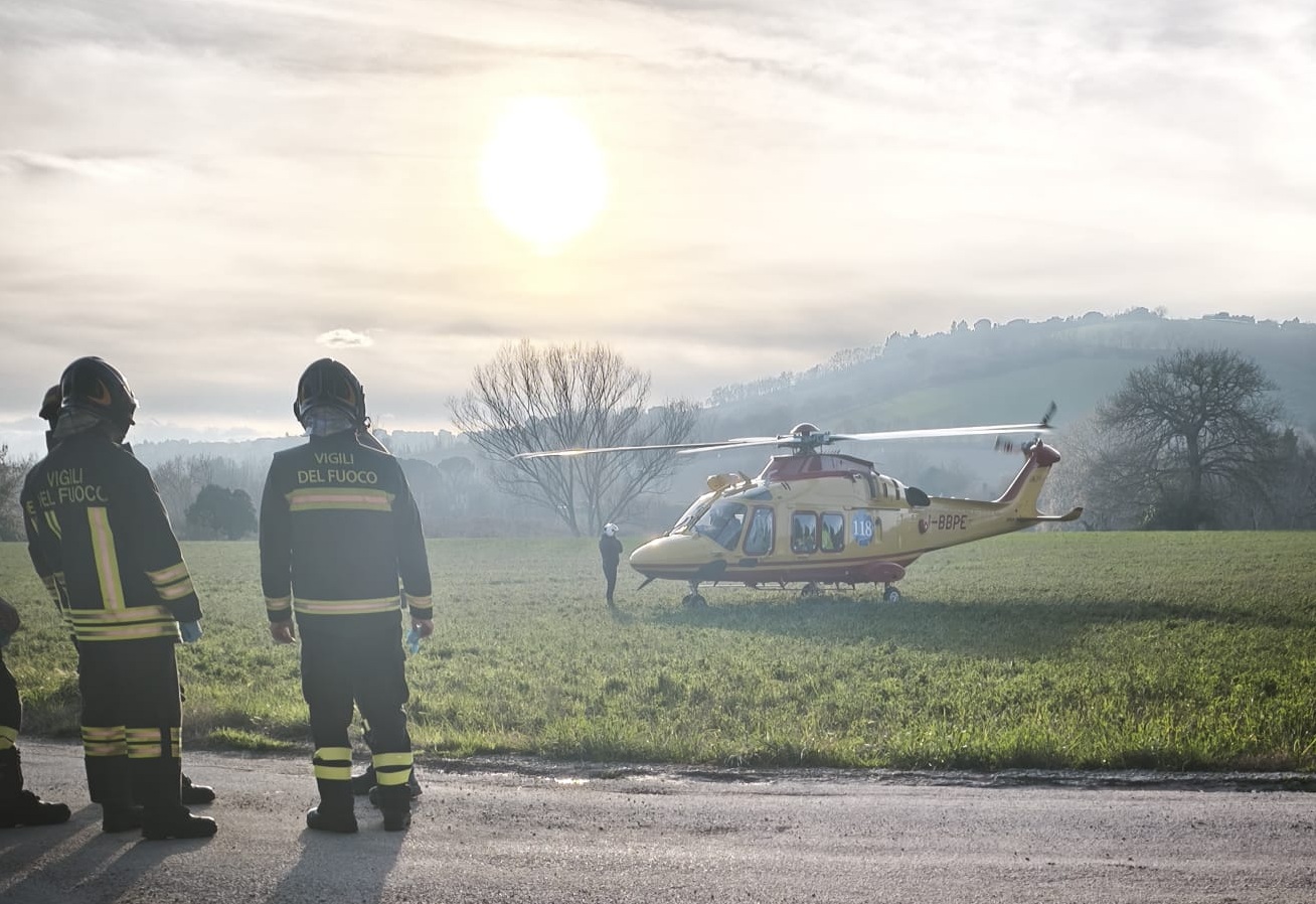 Cade e si ferisce a una gamba con un pezzo di ferro, elitrasportato a Torrette