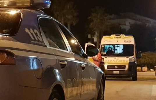 Cade dal secondo piano di un palazzo, soccorsa una donna. Arriva anche l’eliambulanza